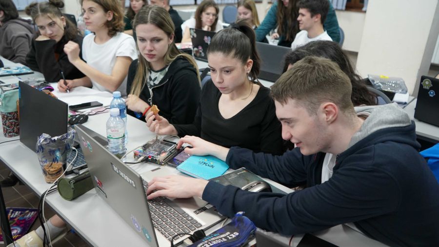 Polaznici rade zajedno na FPGA vežbaonici.