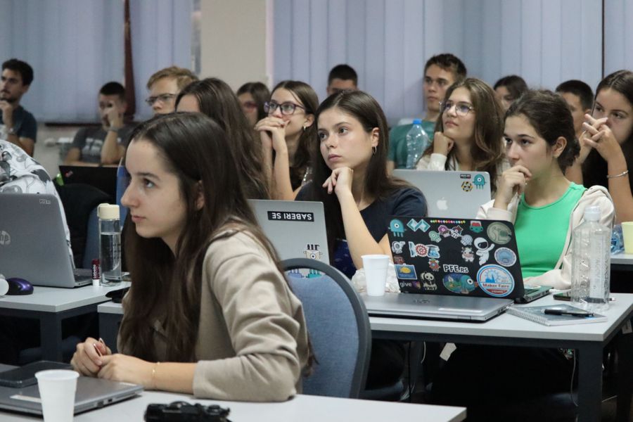 Polaznici u klupama dok prate predavanje