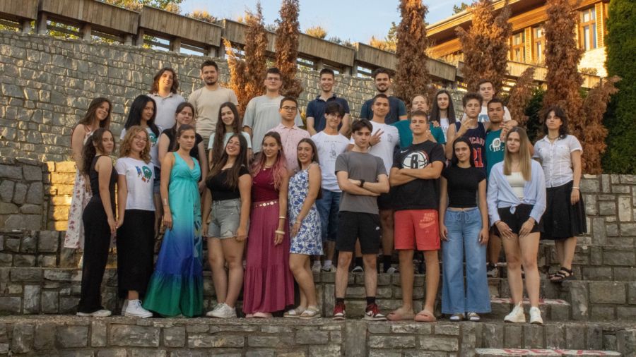 Zajednička slika na stepenicama ispred NOKC-a