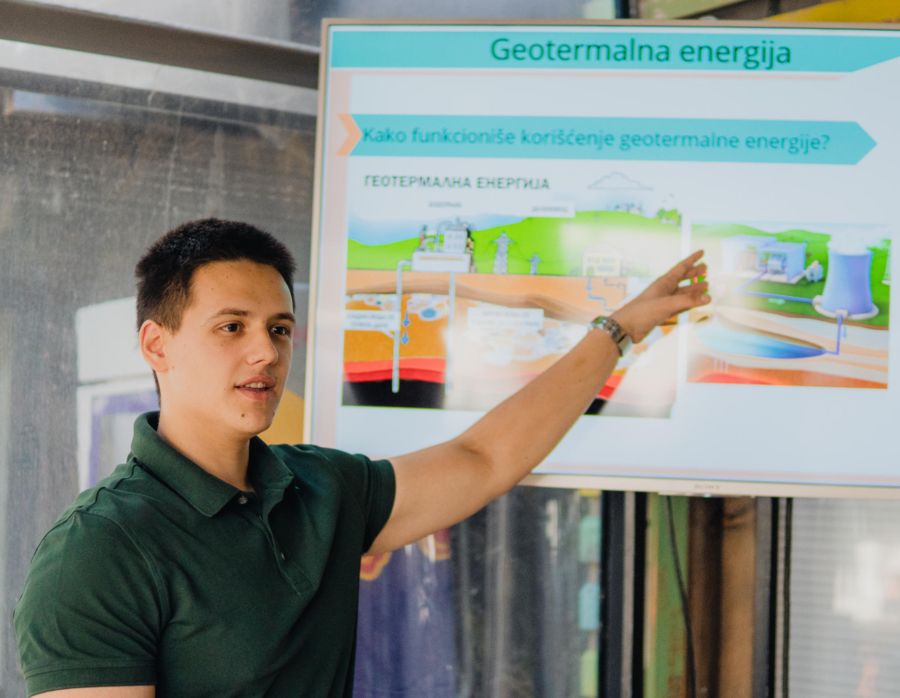 Slajd o geotermalnoj energiji tokom predavanja