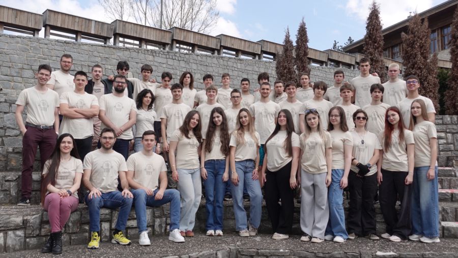 Grupna fotografija sa zimskog kampa za stare polaznike